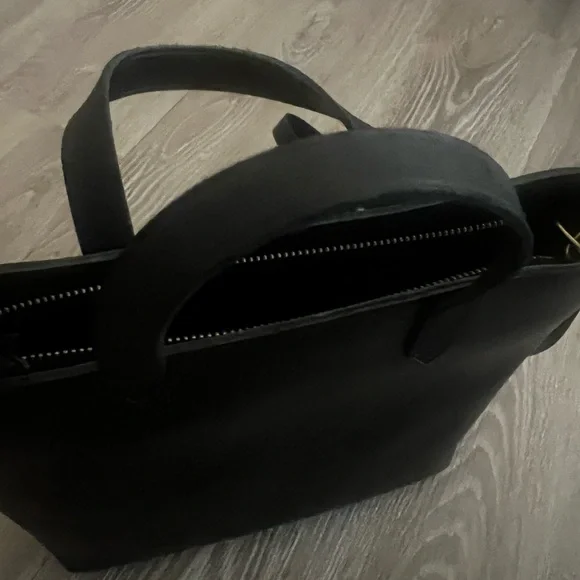 Madewell Small Transport
Leather Crossbody
Tote - Picture 9 of 13